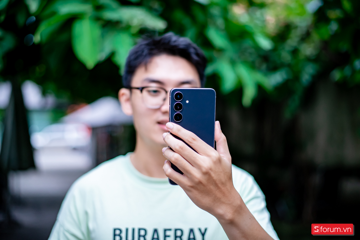 Đánh giá Samsung Galaxy S25 FE: khung viền đã được bo cong nhẹ về phía mặt lưng