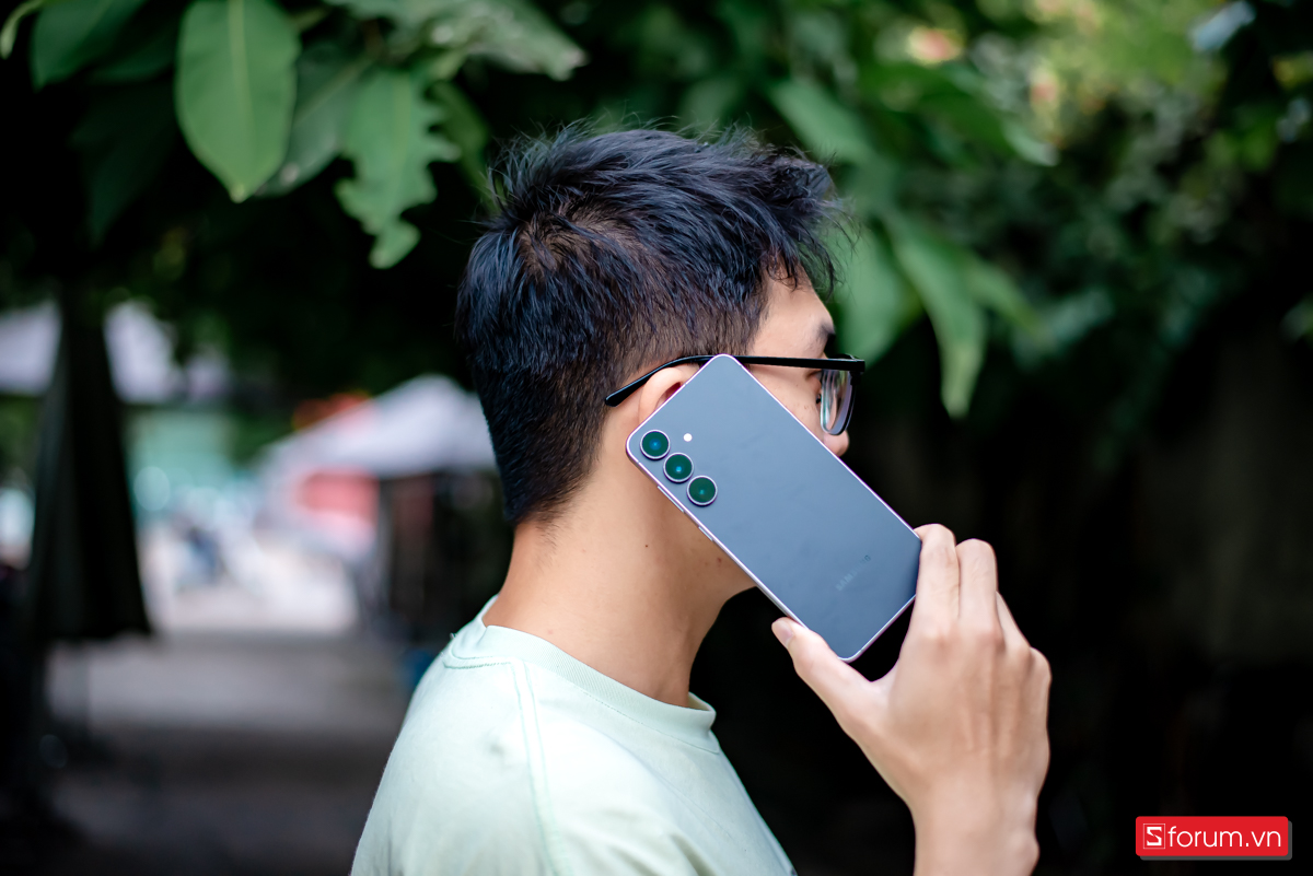 Mặt lưng kính mờ với hiệu ứng chống bám vân tay hoạt động khá hiệu quả