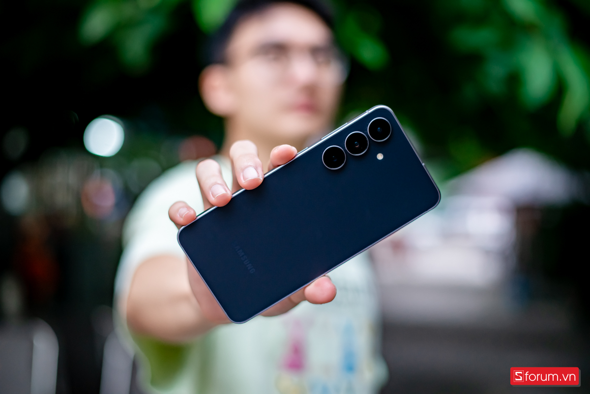 Đánh giá Samsung Galaxy S25 FE: Thiết kế mỏng nhẹ hơn với khung nhôm Armor