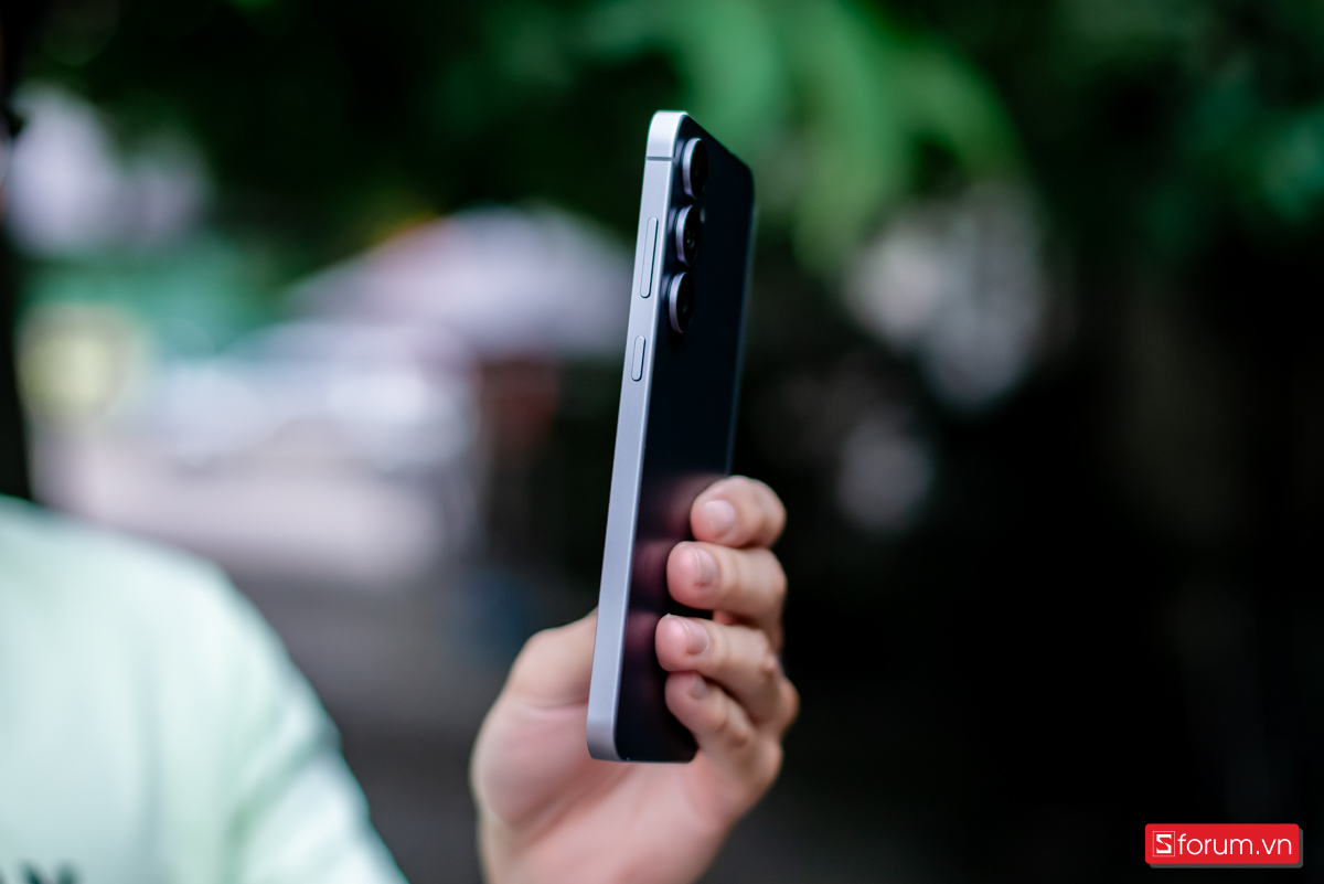 Một trong những điểm mình đánh giá Samsung Galaxy S25 FE cao về mặt thiết kế chính là khung máy