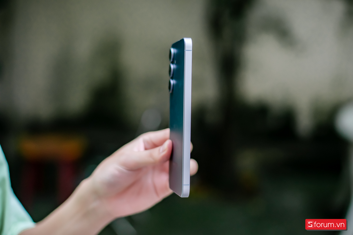 Một trong những điểm mình đánh giá Samsung Galaxy S25 FE cao về mặt thiết kế chính là khung máy
