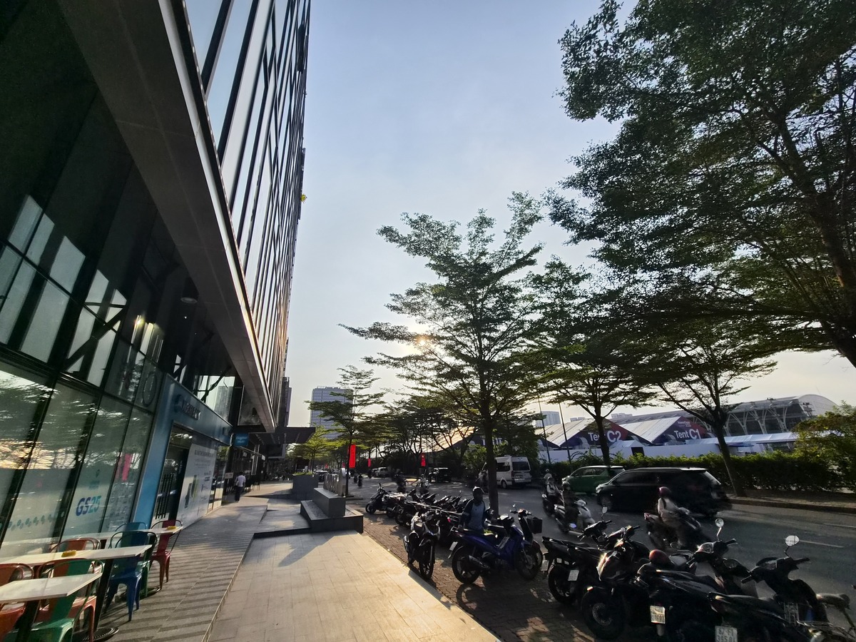 Với camera góc siêu rộng, điểm cộng lớn nhất ở ống kính này là sự đồng nhất về màu sắc và cân bằng trắng