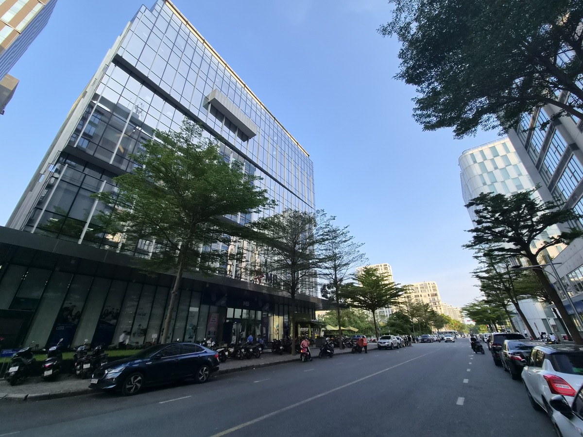 Với camera góc siêu rộng, điểm cộng lớn nhất ở ống kính này là sự đồng nhất về màu sắc và cân bằng trắng