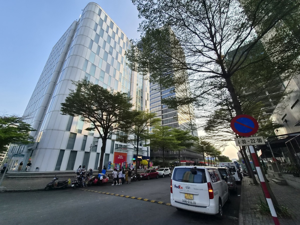 Với camera góc siêu rộng, điểm cộng lớn nhất ở ống kính này là sự đồng nhất về màu sắc và cân bằng trắng