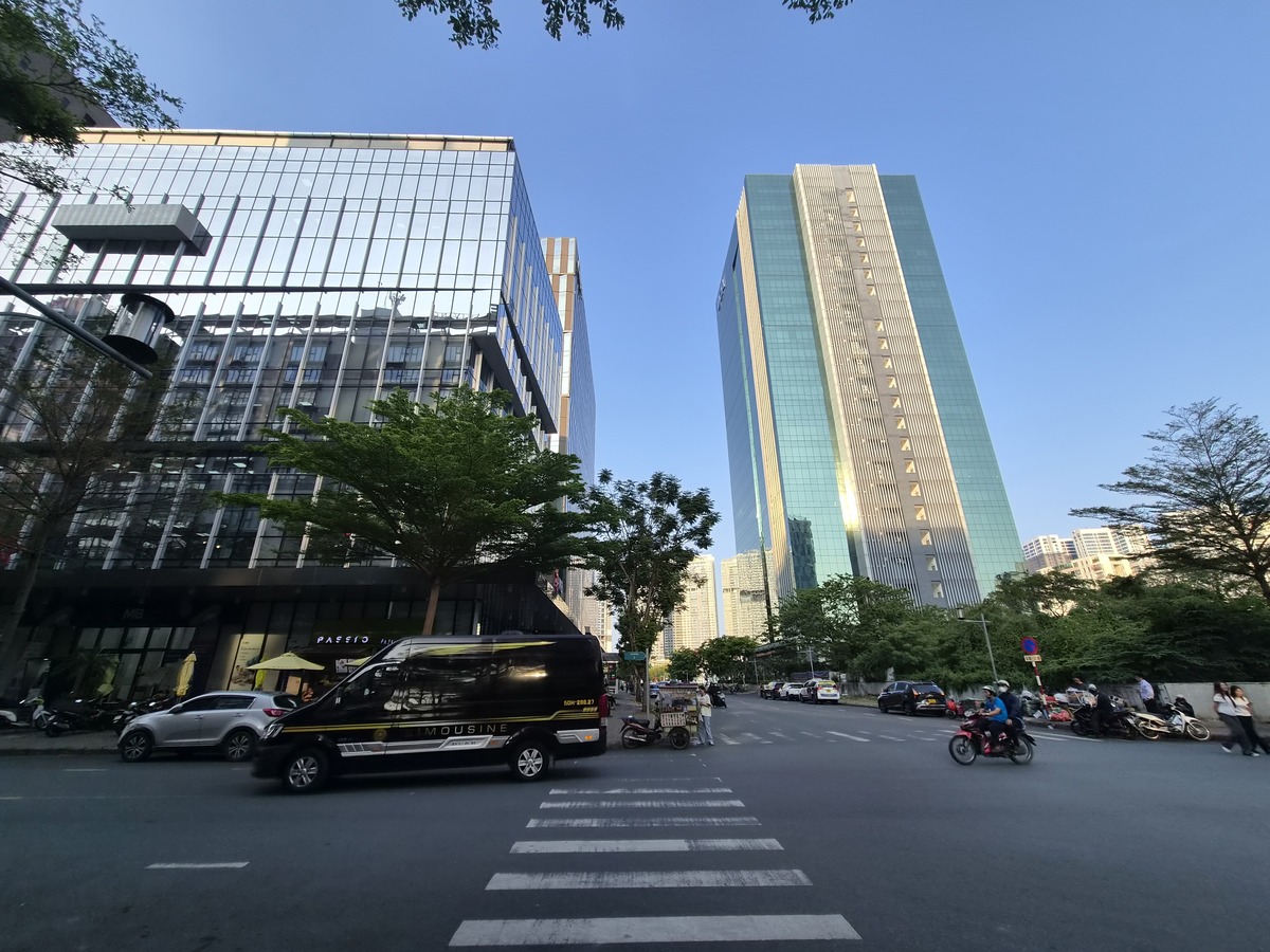 Với camera góc siêu rộng, điểm cộng lớn nhất ở ống kính này là sự đồng nhất về màu sắc và cân bằng trắng