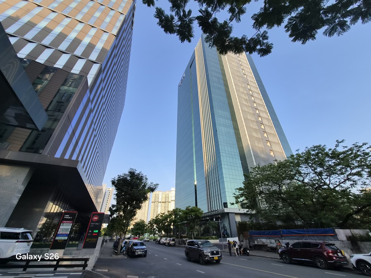 Với camera góc siêu rộng, điểm cộng lớn nhất ở ống kính này là sự đồng nhất về màu sắc và cân bằng trắng