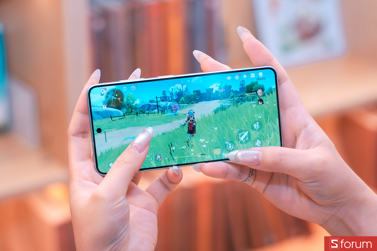 Độ sáng tối đa của máy tương tự với thế hệ trước là 2,600 nits