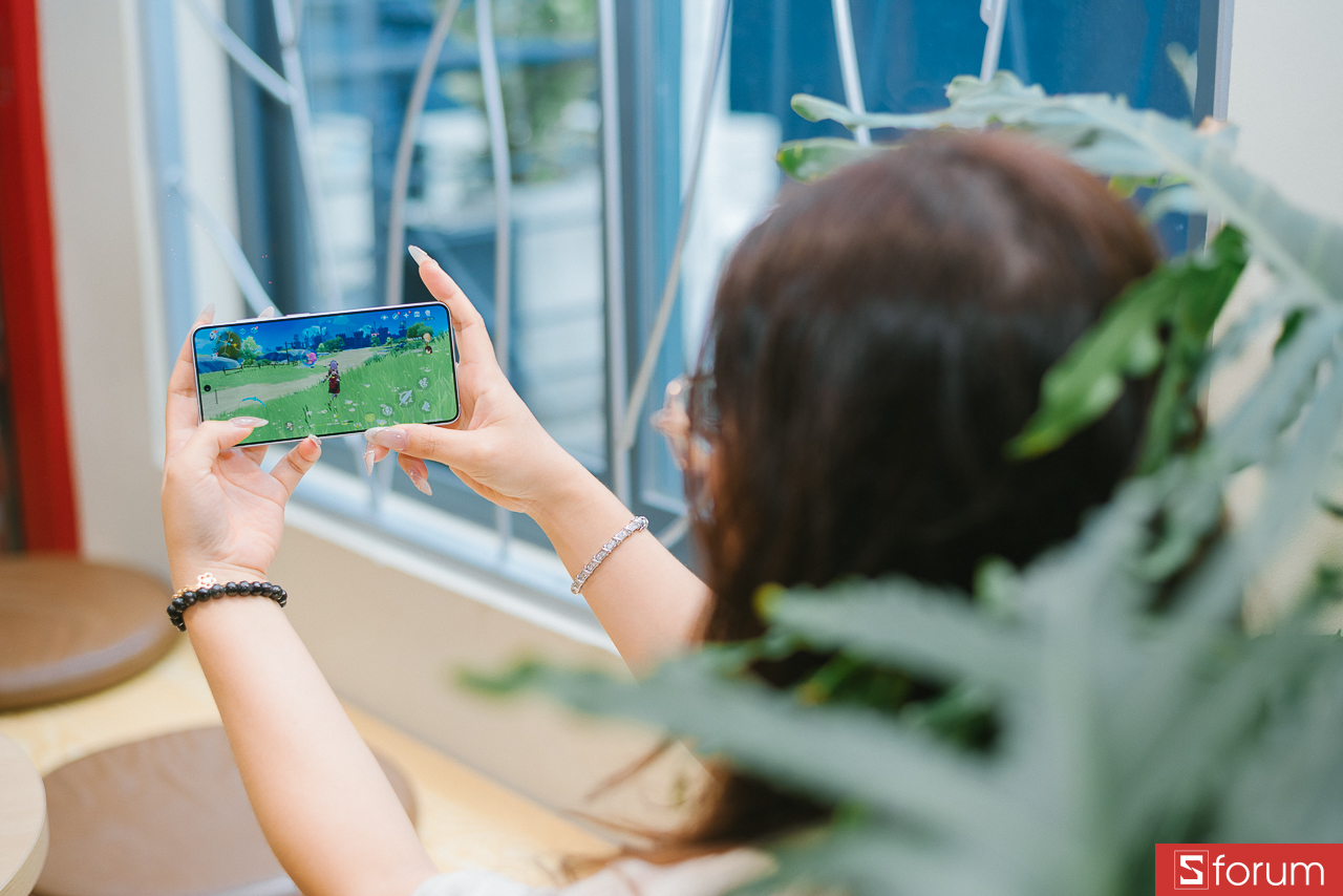 Chơi game Genshin Impact