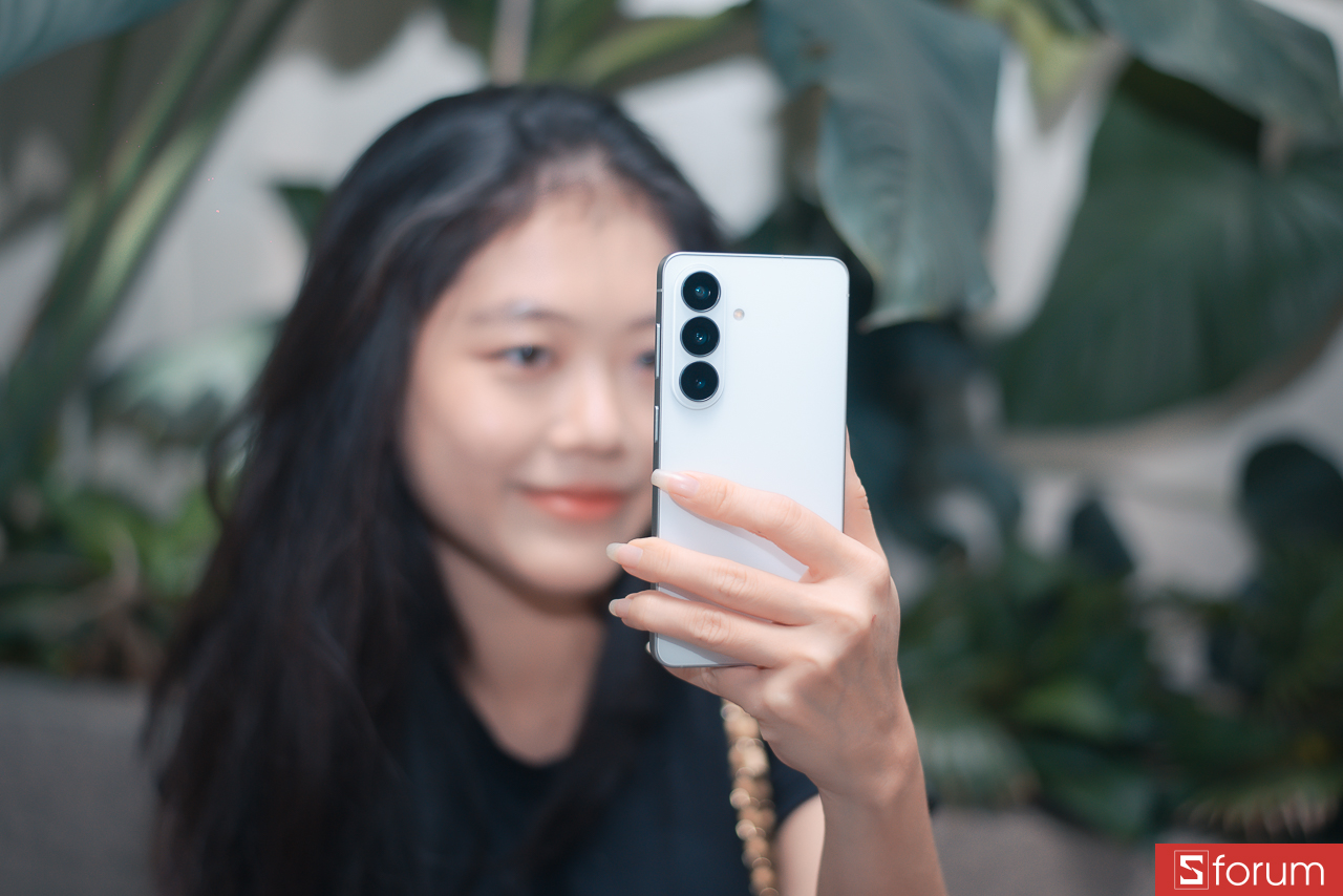 Mình đánh giá Samsung Galaxy S26 cho thời lượng pin khá tốt nhờ được nâng cấp pin từ 4000 mAh lên 4300 mAh