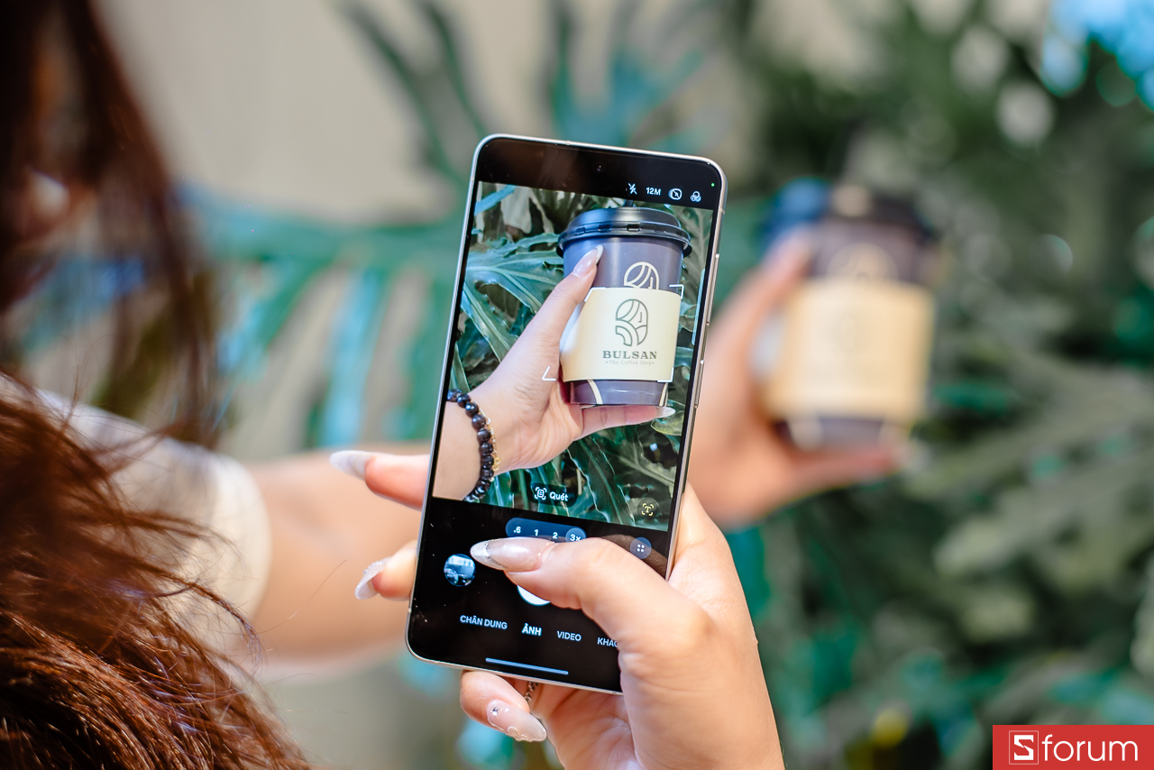 Điểm nhấn mạnh mẽ nhất của Galaxy AI trên S26 nằm ở khả năng chỉnh sửa ảnh Generative Edit thế hệ thứ hai