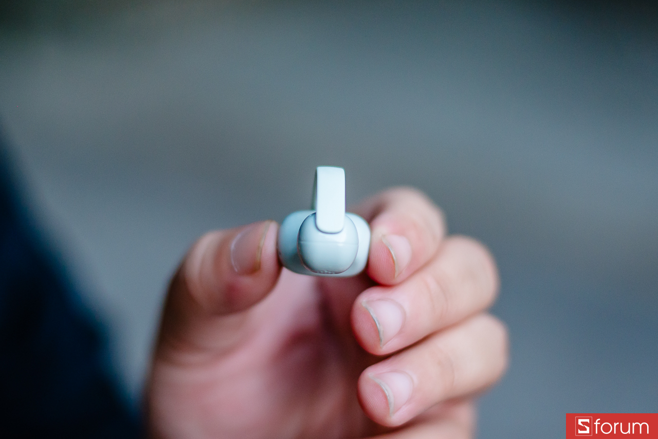 Phần clip được làm bằng nhựa cứng nhưng có độ đàn hồi nhất định