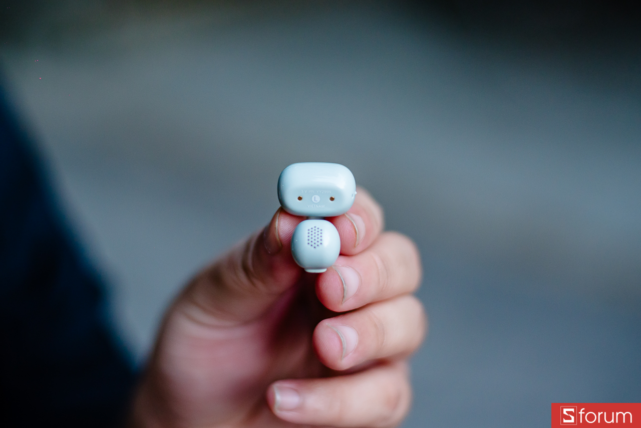 Phần clip được làm bằng nhựa cứng nhưng có độ đàn hồi nhất định