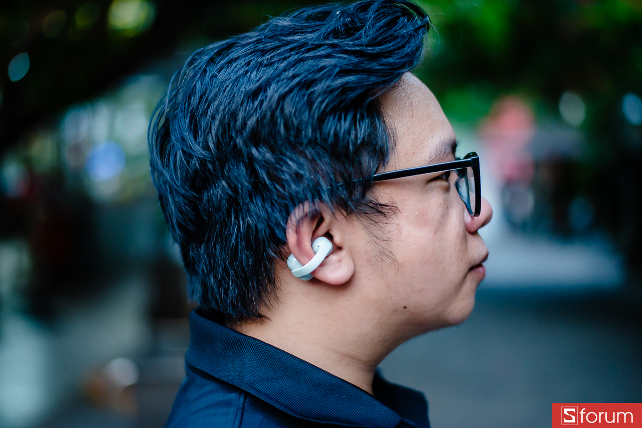 Đánh giá Sony LinkBuds Clip: Phần clip được làm bằng nhựa cứng nhưng có độ đàn hồi nhất định