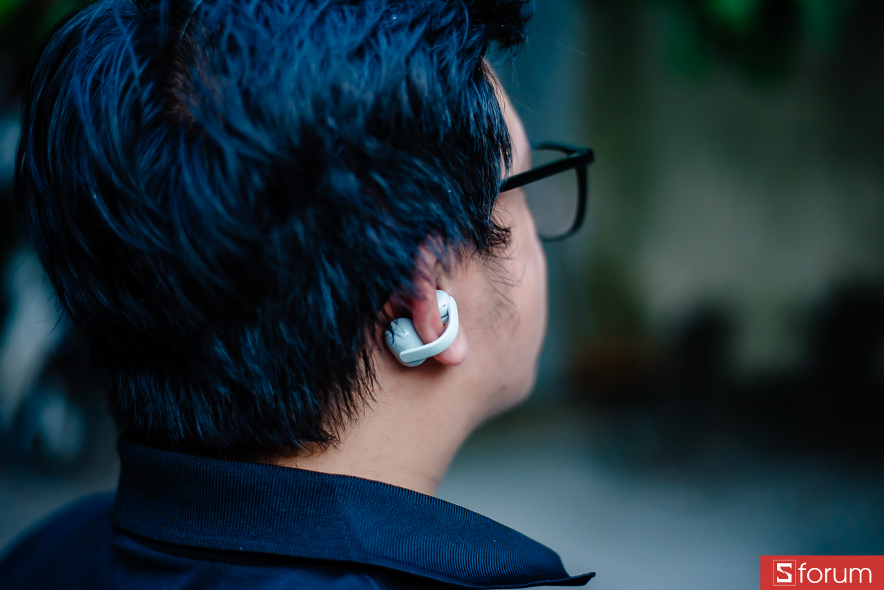 Đánh giá Sony LinkBuds Clip: Phần clip được làm bằng nhựa cứng nhưng có độ đàn hồi nhất định