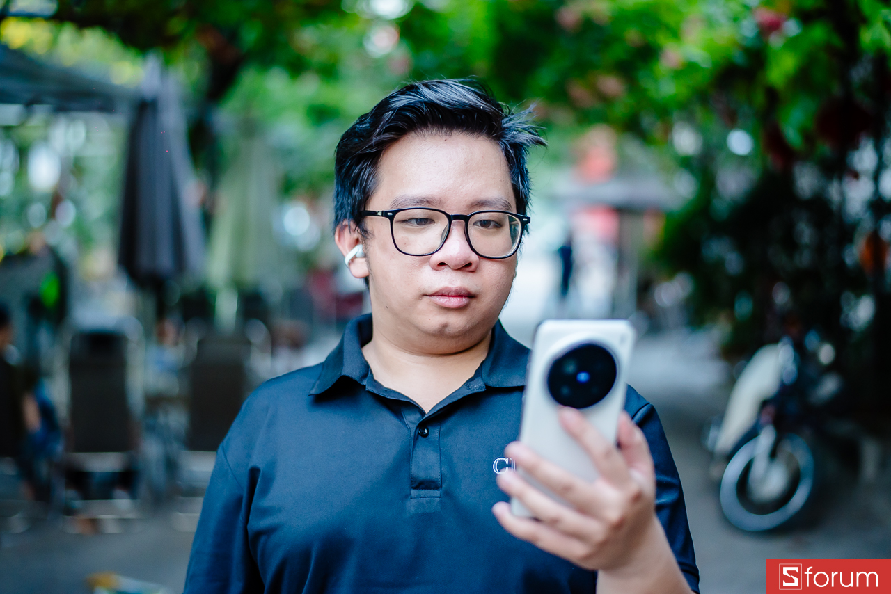 LinkBuds Clip cho khoảng 9 tiếng trên mỗi lần sạc củ tai