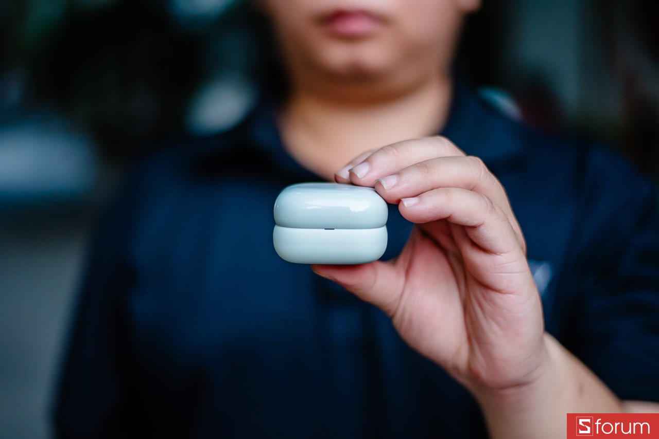 Đánh giá Sony LinkBuds Clip: Hộp sạc không quá mỏng nhưng được thiết kế khá lạ mắt