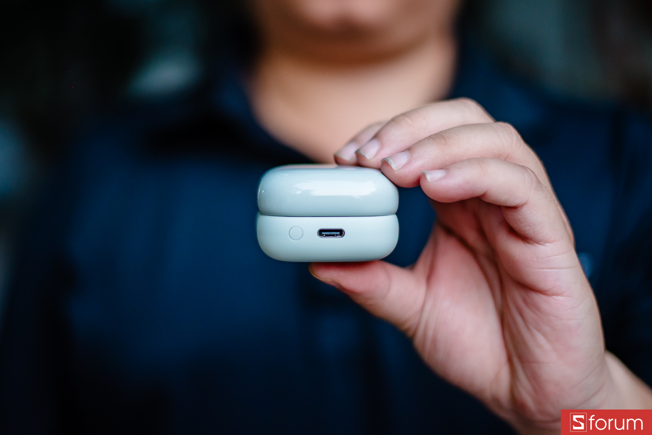 Đánh giá Sony LinkBuds Clip: Hộp sạc không quá mỏng nhưng được thiết kế khá lạ mắt