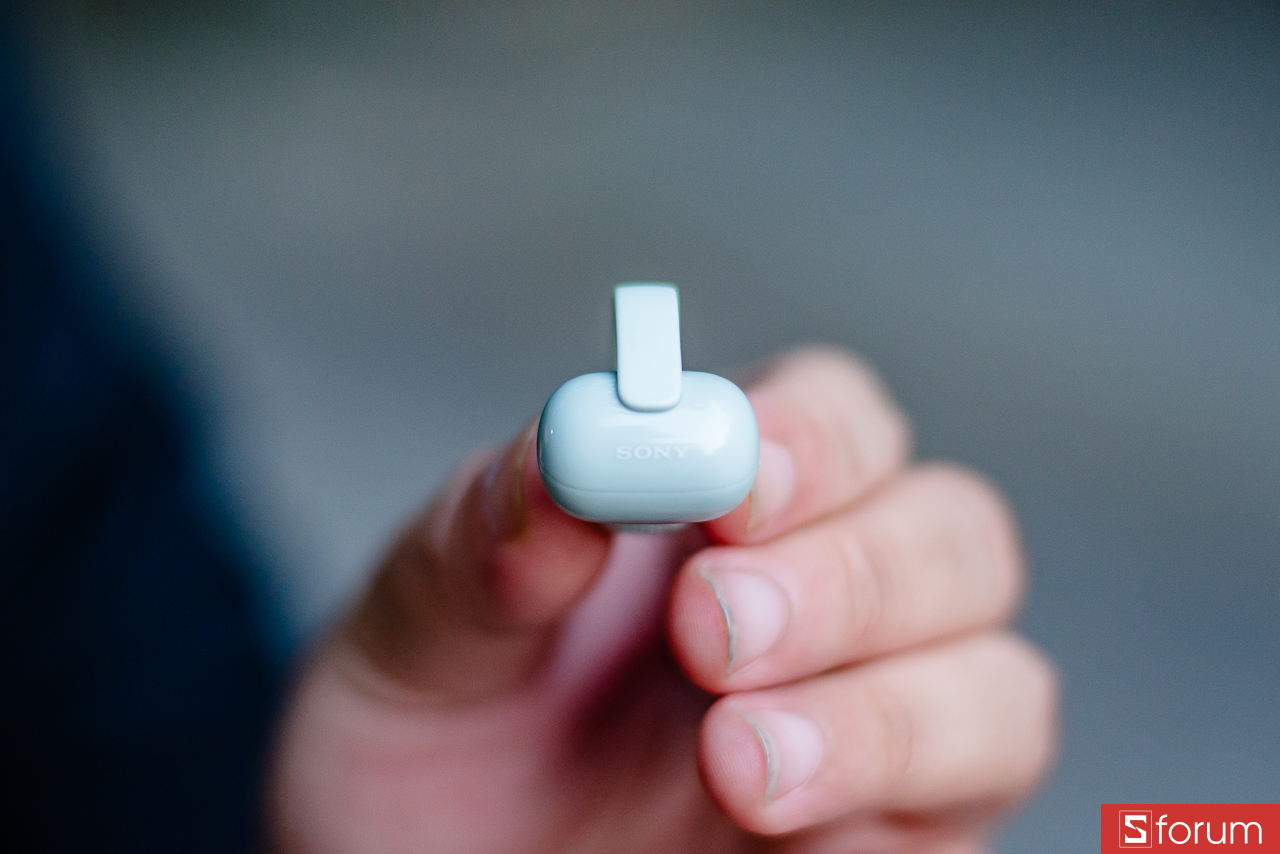 Phần clip được làm bằng nhựa cứng nhưng có độ đàn hồi nhất định