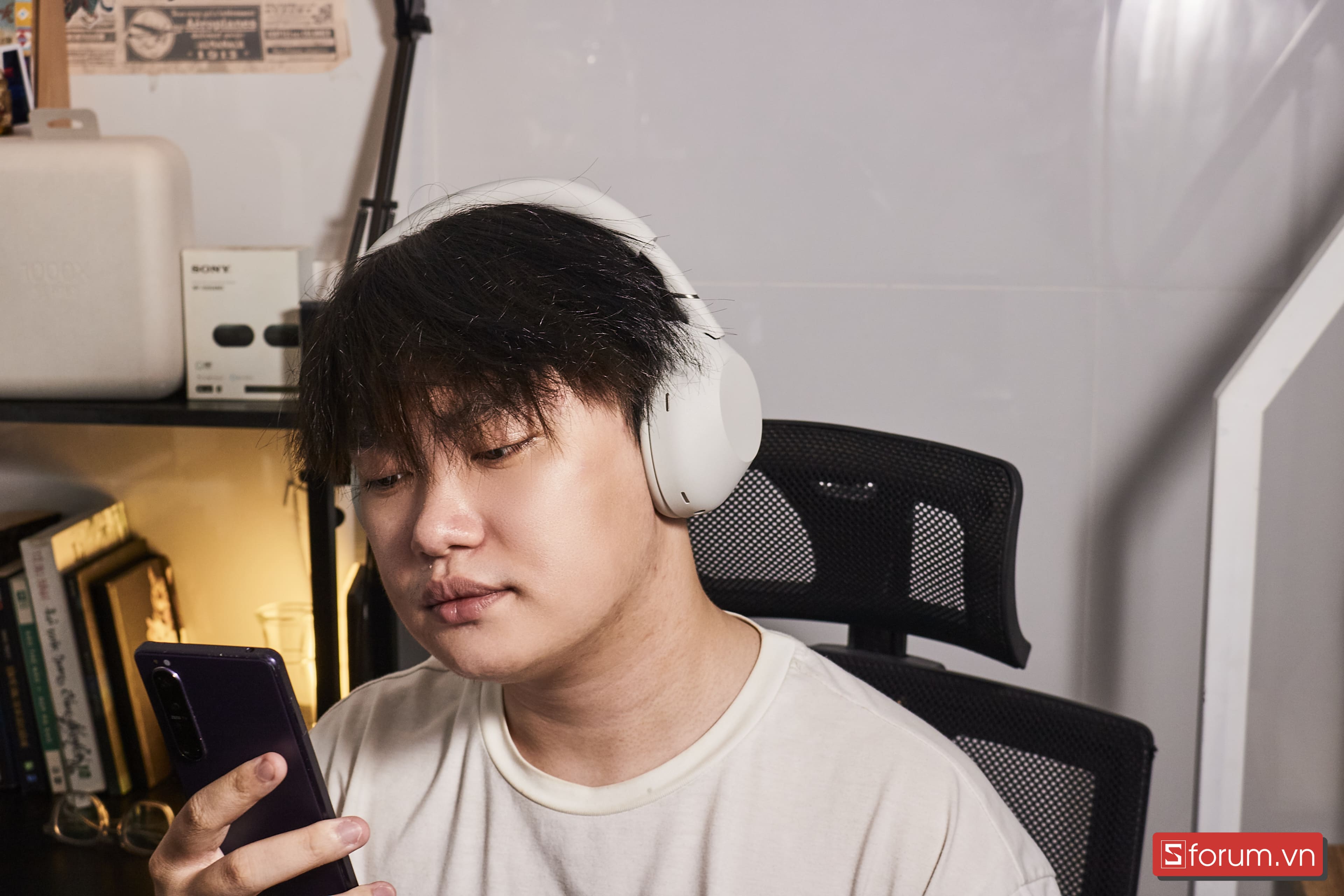 Về cảm giác đeo, tai nghe vẫn thoải mái khi đeo dài, mặc dù phần đệm đầu ít đệm hơn XM5 một chút
