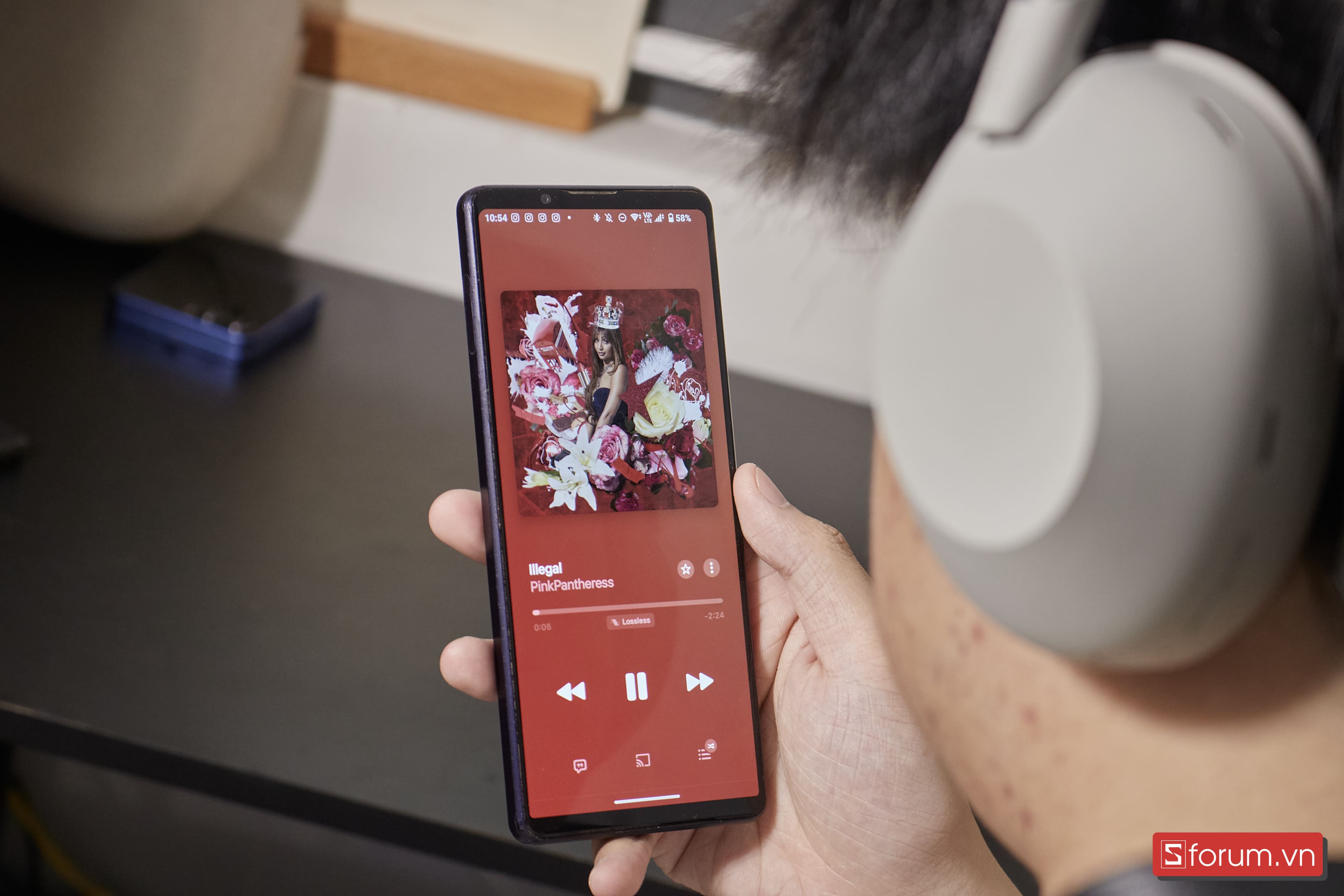 XM6 mang đến một âm trầm có tầng lớp rõ ràng và kiểm soát chặt chẽ