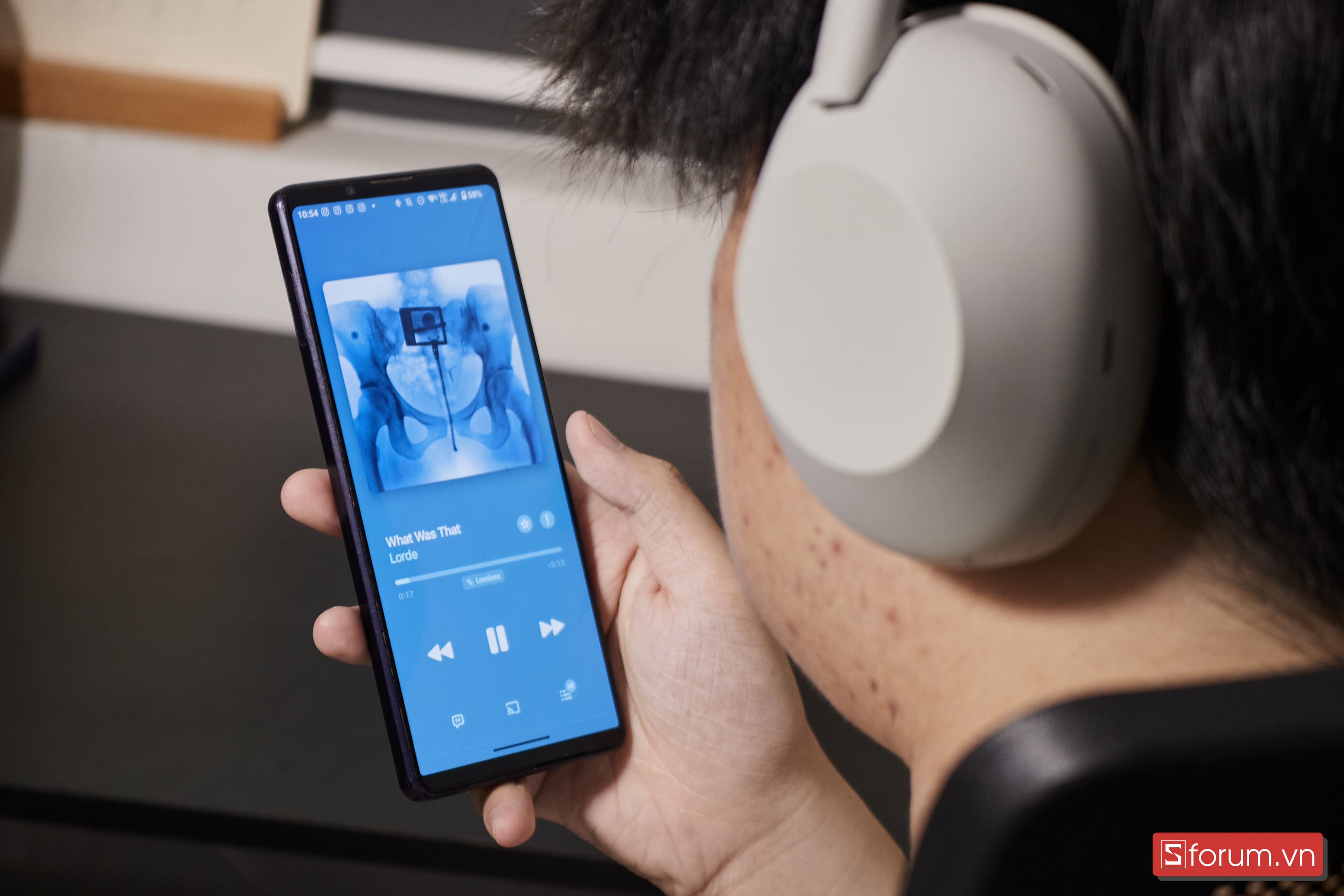 Âm cao trên XM6 đã khắc phục hoàn toàn điểm yếu của XM5 với những đỉnh sắc có thể gây mệt mỏi