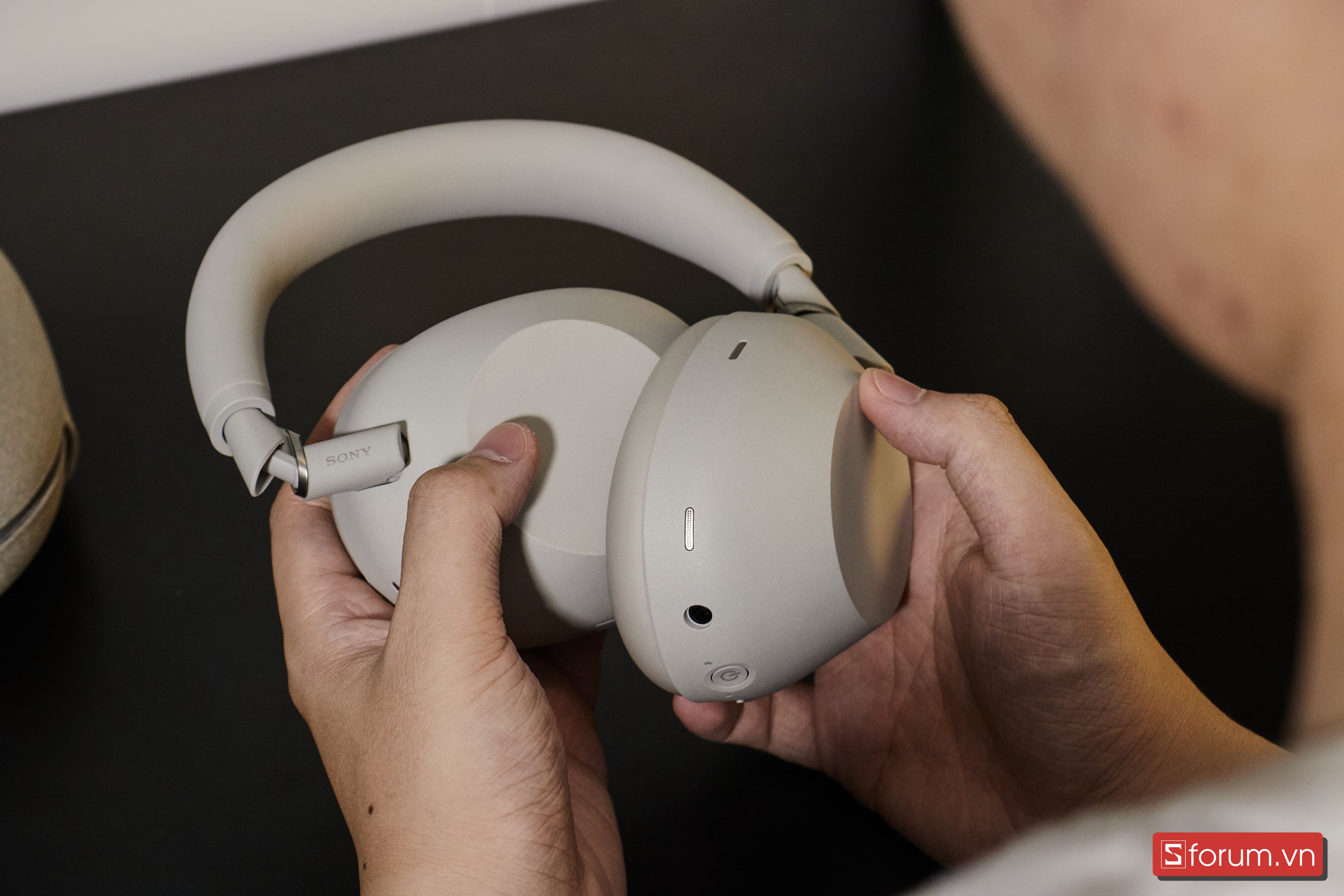 Điểm thay đổi đáng chú ý nhất chính là việc Sony mang trở lại cơ chế gập được