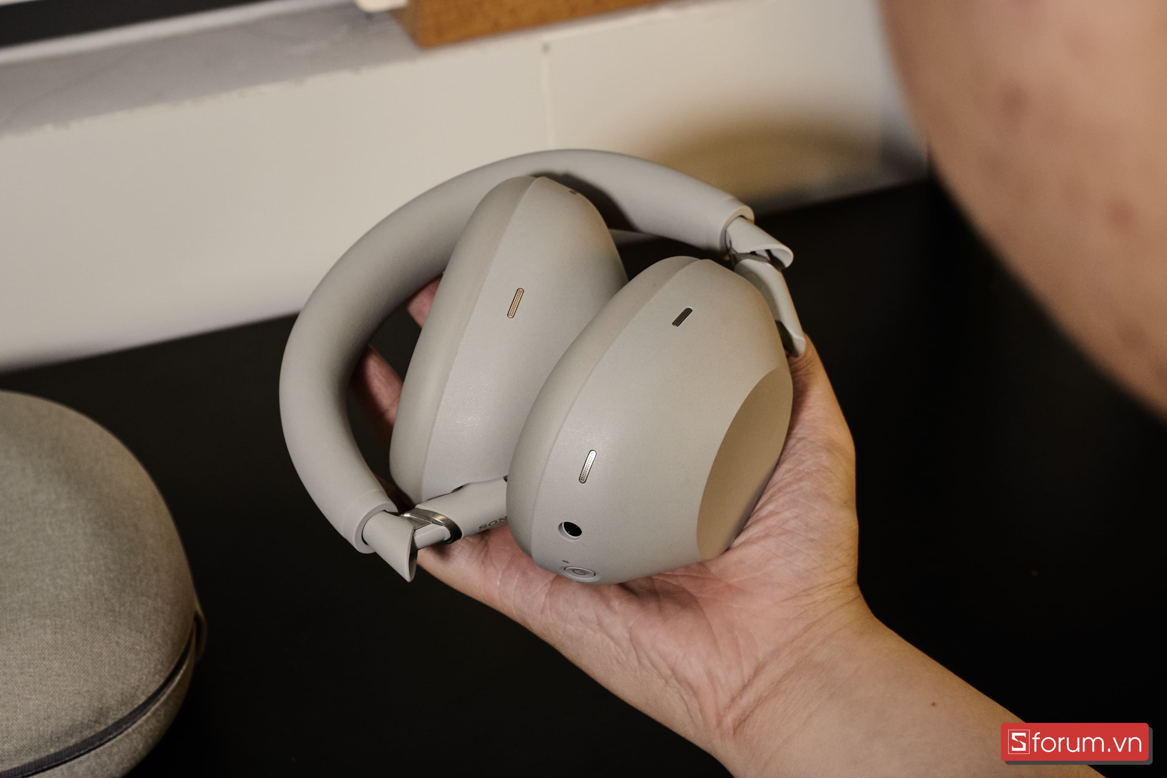 Điểm thay đổi đáng chú ý nhất chính là việc Sony mang trở lại cơ chế gập được