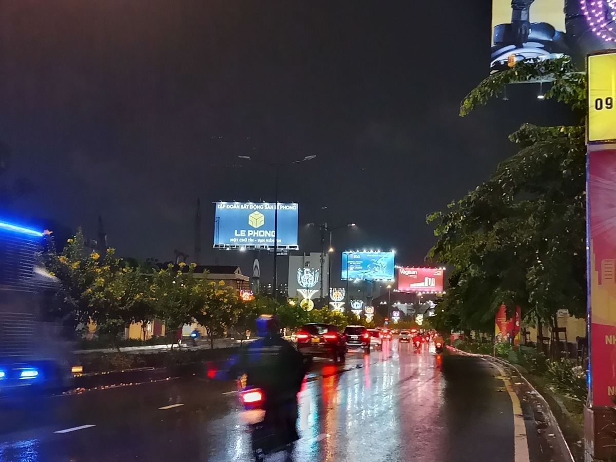Trong điều kiện ban đêm, camera của Tecno Spark 50 bộc lộ hạn chế rõ hơn