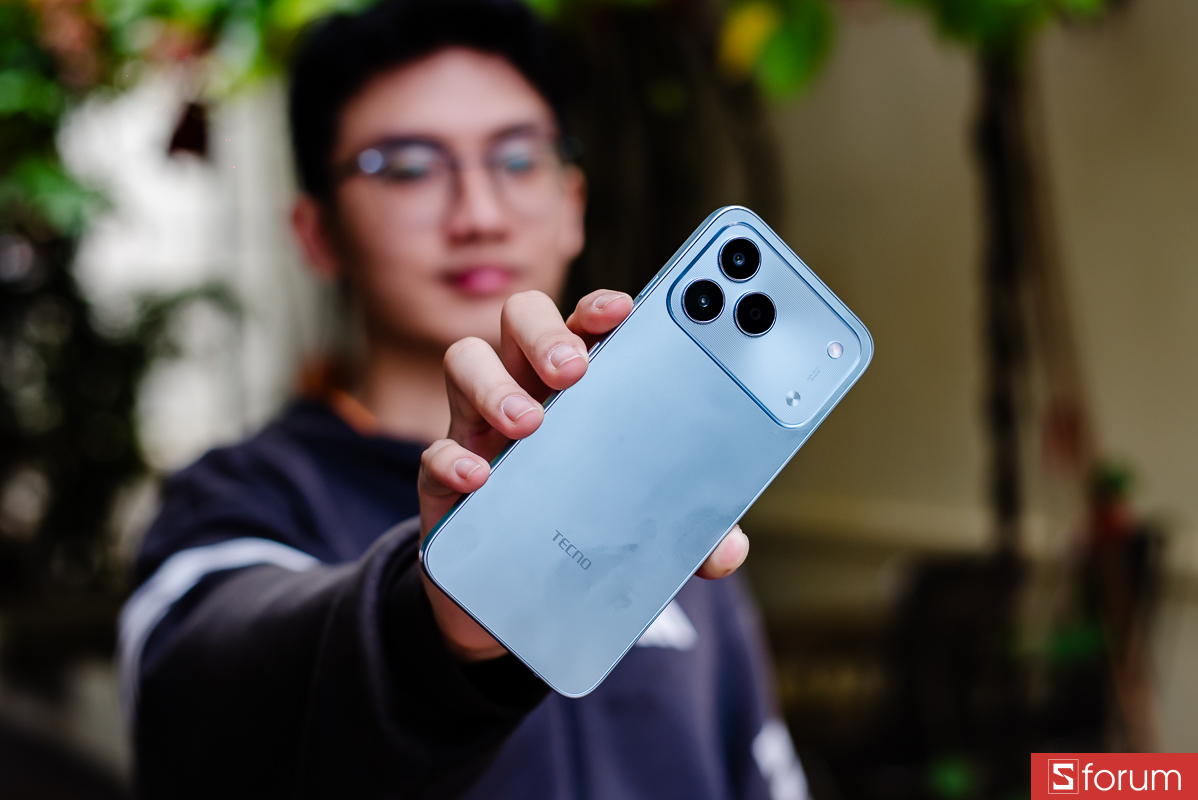 Đánh giá Tecno Spark 50: Mặt lưng của Tecno Spark 50 được hoàn thiện theo kiểu phẳng