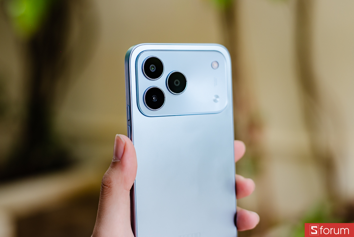Đánh giá Tecno Spark 50: Phần cụm camera có ba vòng tròn lớn, tạo cảm giác máy có điểm nhấn
