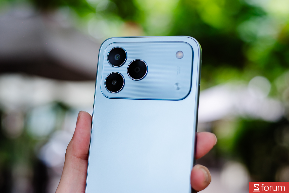 Đánh giá Tecno Spark 50: Phần cụm camera có ba vòng tròn lớn, tạo cảm giác máy có điểm nhấn