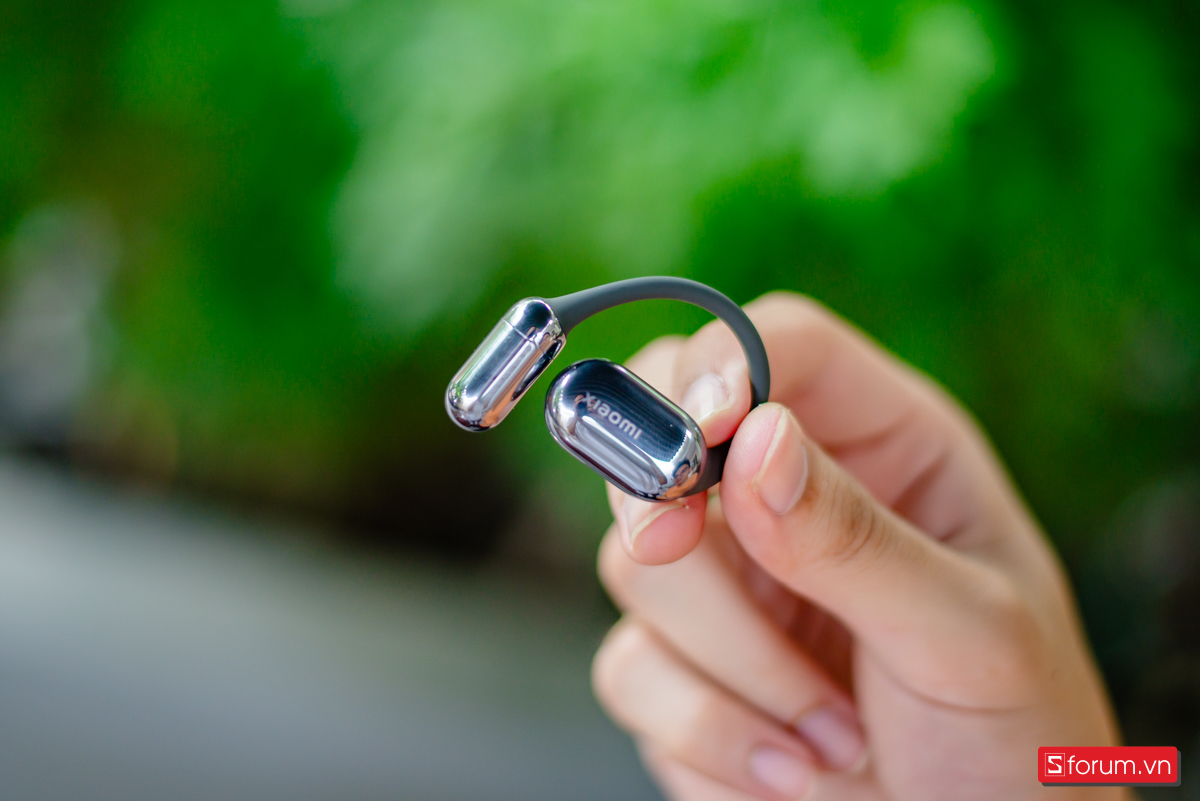 Cặp tai nghe có thiết kế open-ear với trọng lượng mỗi bên chỉ 9.7 gram