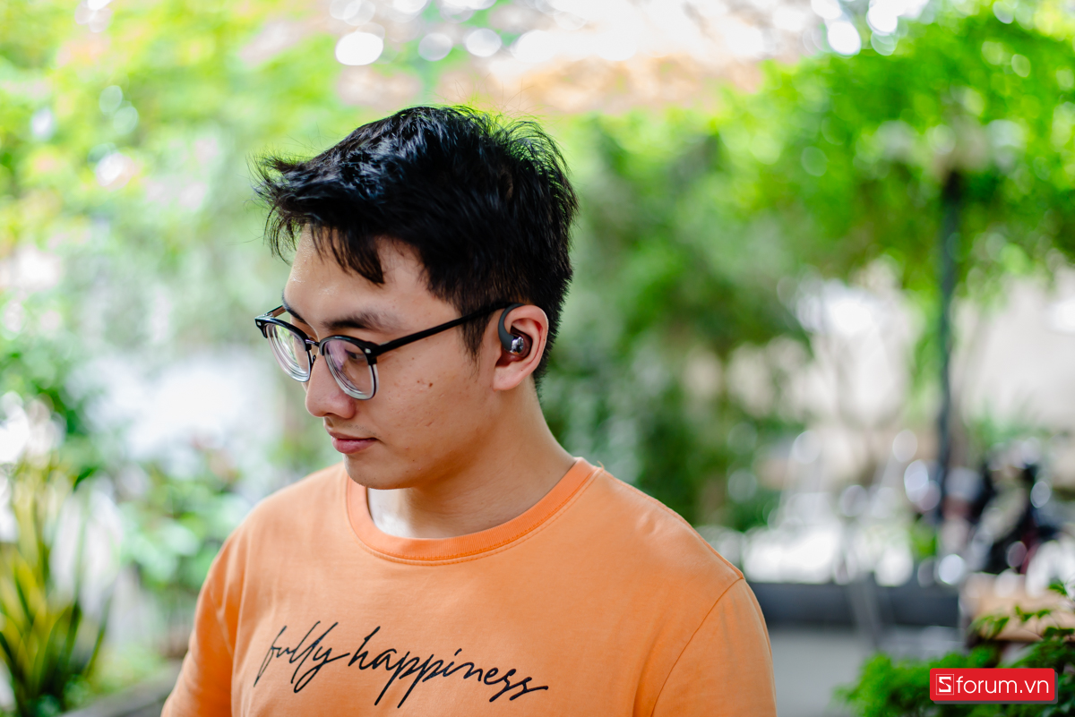 Mình đã đeo nó để chạy bộ và tập luyện hàng ngày, tai nghe bám rất chắc chắn mà không gây đau