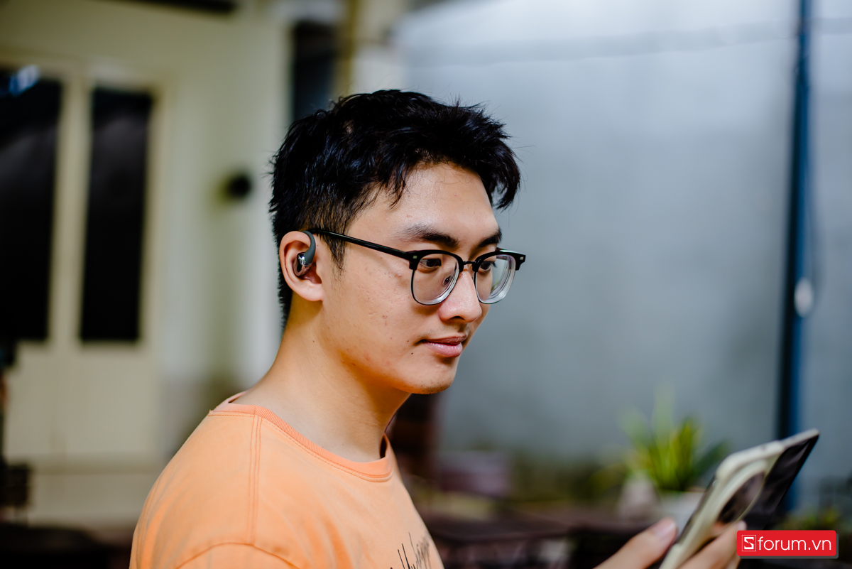 Tổng thể âm thanh có phần ấm nhưng hơi tối, không được trong trẻo