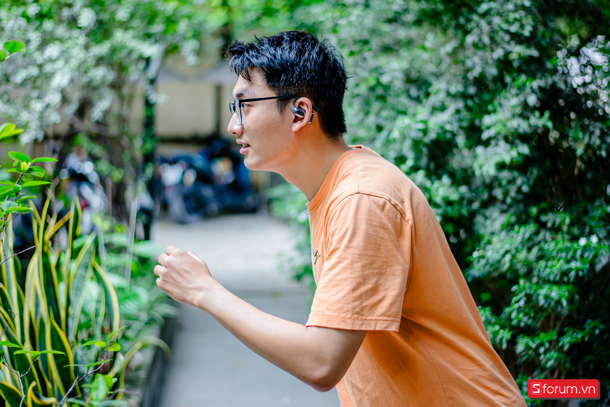 Mình đã đeo nó để chạy bộ và tập luyện hàng ngày, tai nghe bám rất chắc chắn mà không gây đau