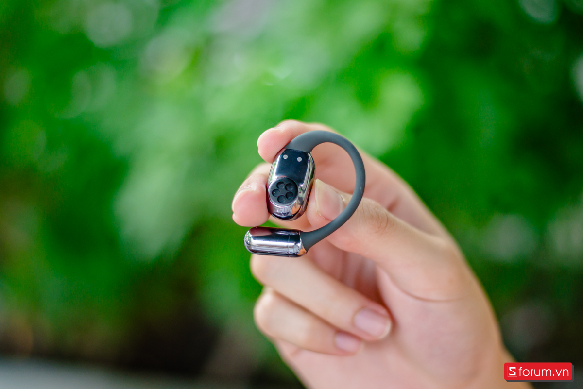 Cặp tai nghe có thiết kế open-ear với trọng lượng mỗi bên chỉ 9.7 gram