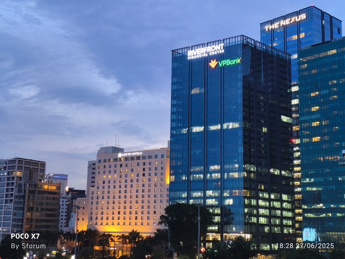 Khi chụp cảnh thành phố buổi tối hoặc lúc trời nhá nhem, camera vẫn giữ lại được chi tiết ảnh khá ổn
