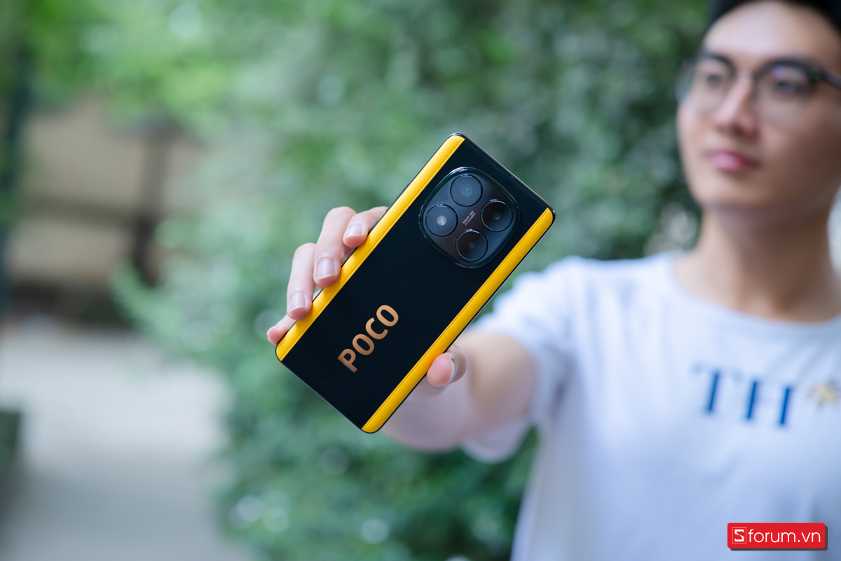 Cụm camera sau được thiết kế lớn, hình vuông bo góc với bốn ống kính bố trí cân đối