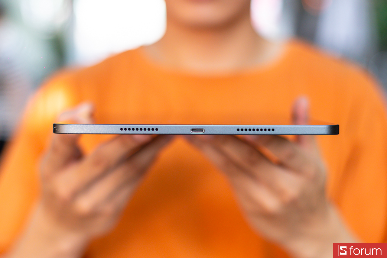 Cạnh viền vuông vức kết hợp với kích thước máy đôi khi tạo cảm giác hơi cứng tay