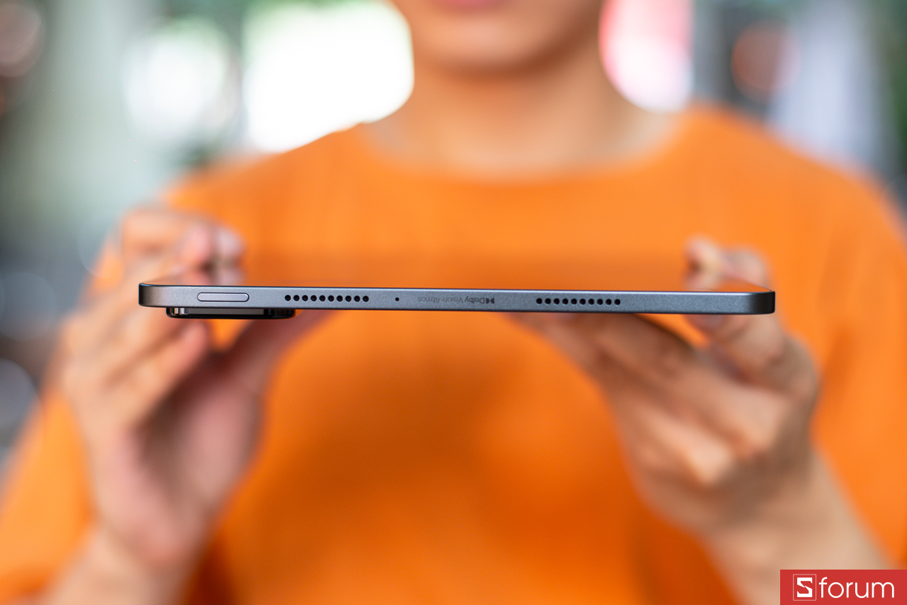 Cạnh viền vuông vức kết hợp với kích thước máy đôi khi tạo cảm giác hơi cứng tay