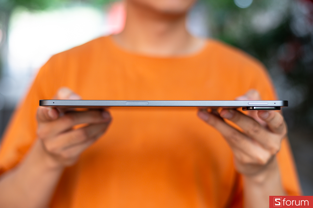 Phần cạnh bên trái của máy tích hợp nam châm gắn bút Xiaomi Focus Pen Pro