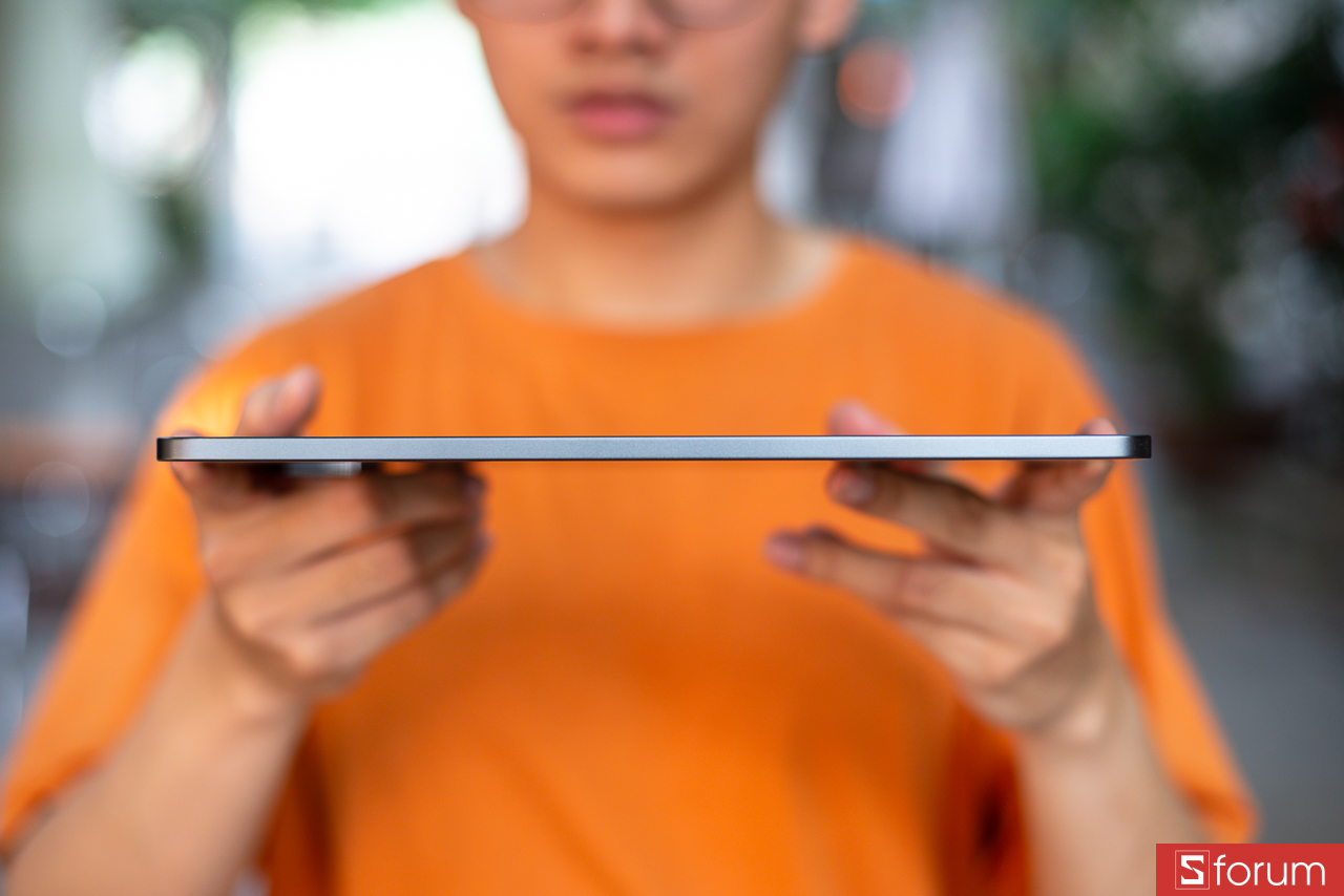 Cạnh viền vuông vức kết hợp với kích thước máy đôi khi tạo cảm giác hơi cứng tay