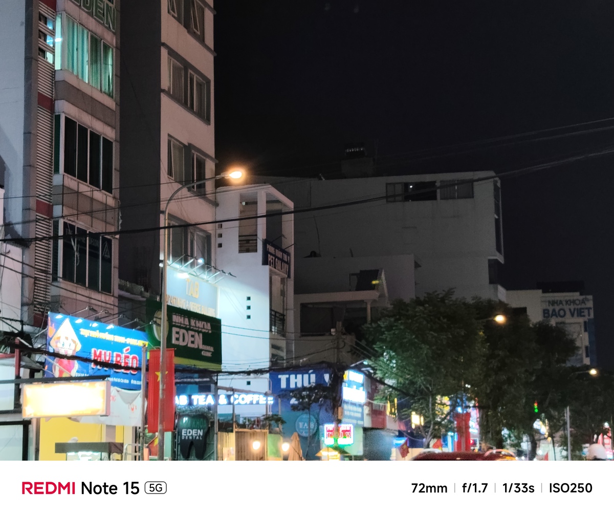 Khi chụp đêm, Redmi Note 15 5G cho kết quả ở mức khá mặc dù vẫn còn nhiều hạn chế