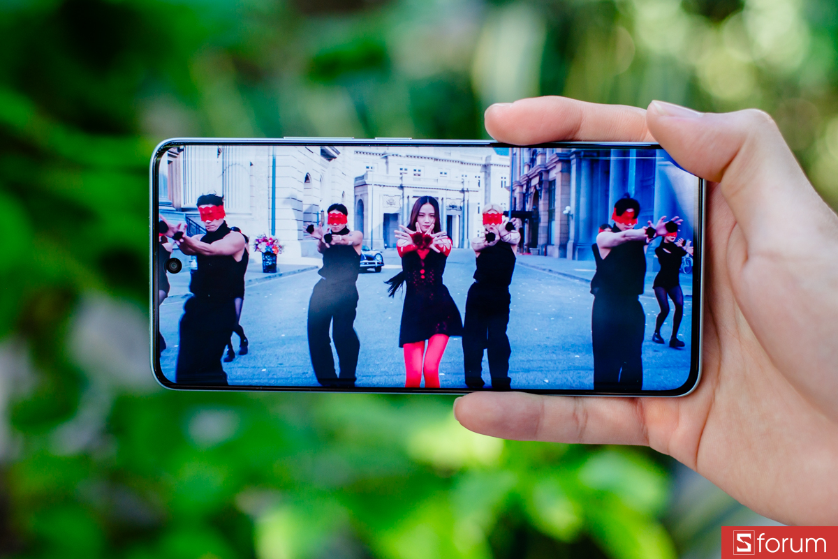 Màn hình hỗ trợ tần số quét 120Hz mượt mà, độ phân giải Full HD+ 1080x2392