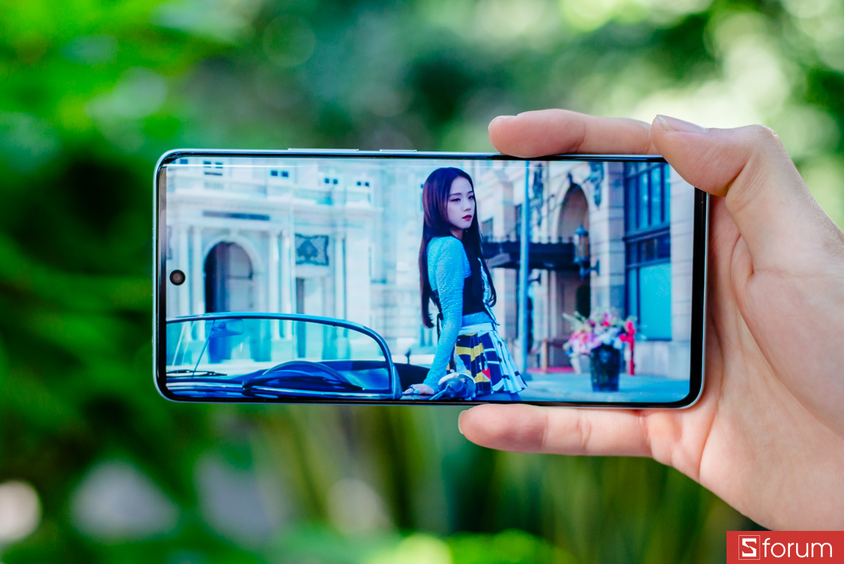 Màn hình hỗ trợ tần số quét 120Hz mượt mà, độ phân giải Full HD+ 1080x2392