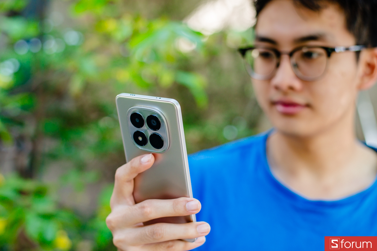 Các cạnh viền của Xiaomi Redmi Note 15 Pro được làm phẳng theo phong cách hiện đại