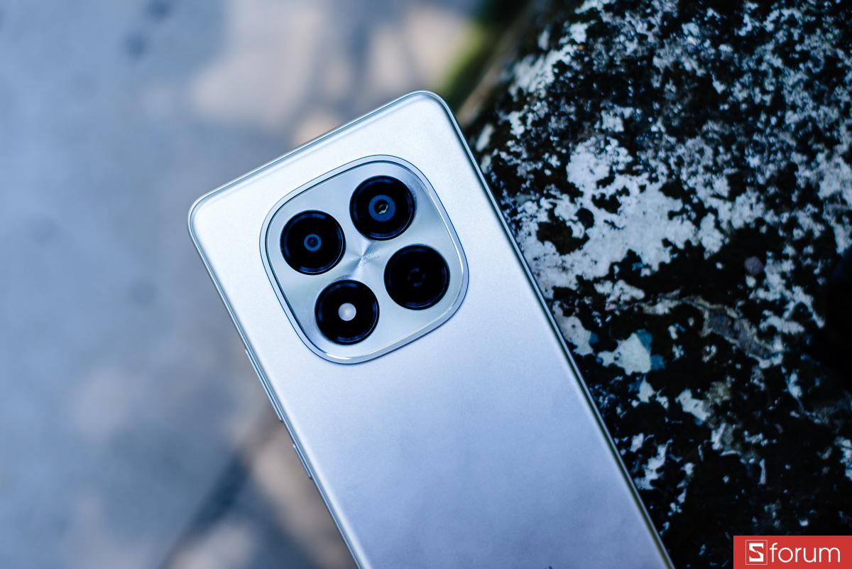 Cụm camera phía sau được thiết kế dạng module hình tròn nổi bật với 4 vòng tròn