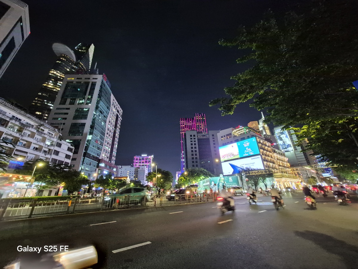 Đánh giá camera góc siêu rộng của Samsung Galaxy S25 FE trong điều kiện thiếu sáng