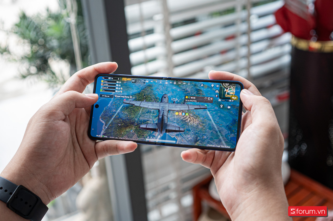Chơi PUBG Mobile ở max setting trên Z Flip7 cho trải nghiệm khá mượt mà