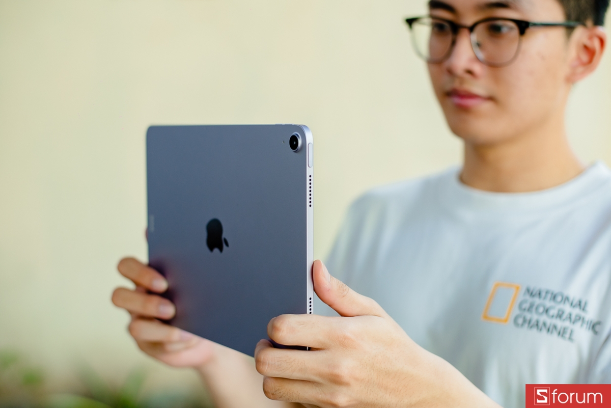 Đánh giá iPad Air M4 về thiết kế: Khi cầm thực tế, máy nhẹ hơn laptop rất nhiều
